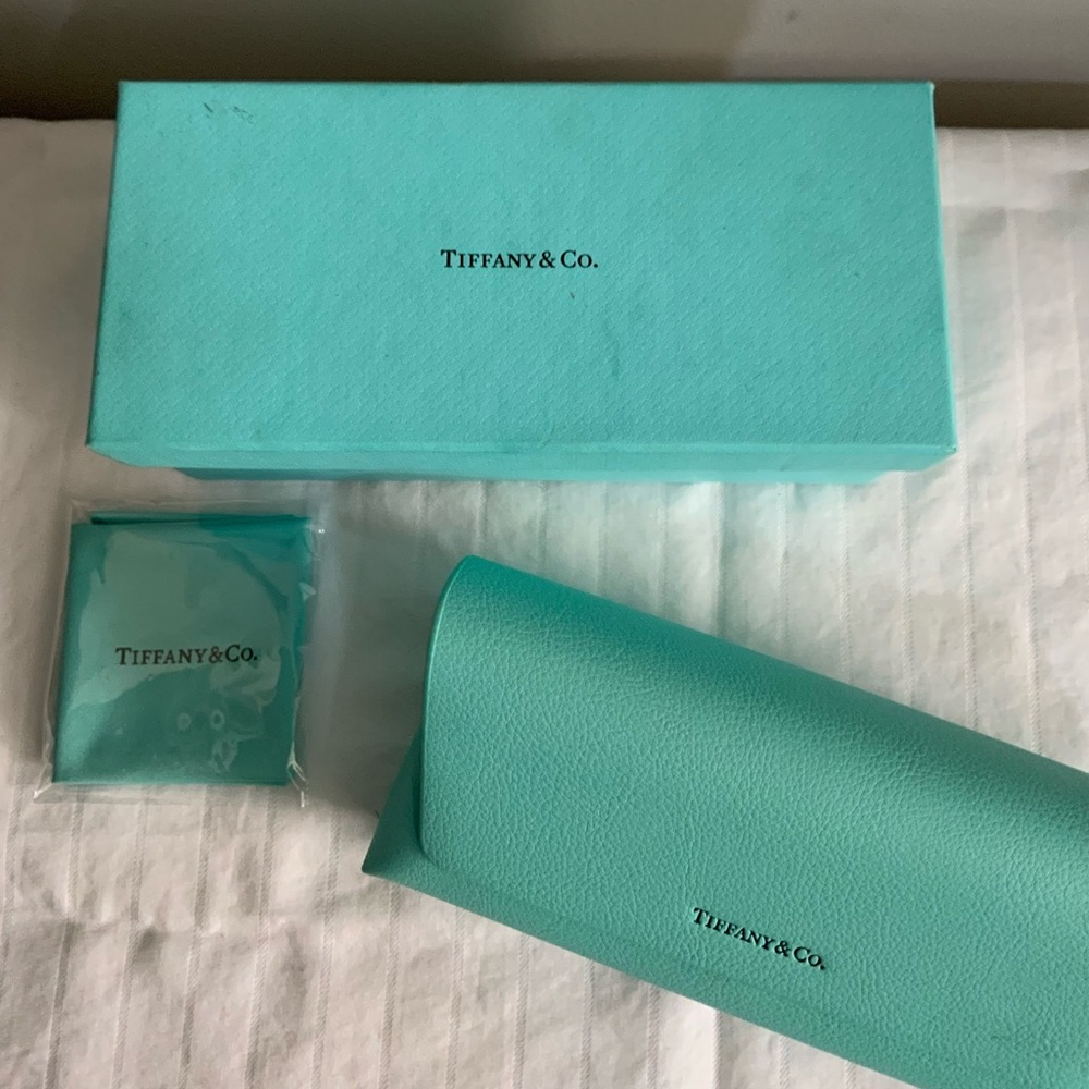 Authentic Tiffany & Co. sunglass case set in the signature Tiffany blue. - Picture 3 of 5